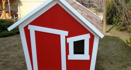 UAB "Lomeka" gaminami mediniai nameliai vaikams, galite rinktis iš raudono ar žalio atspalvio žaidimų namelio.