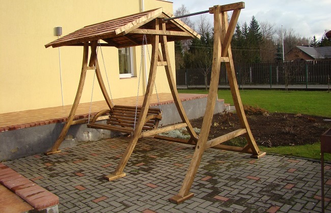 Medinės sūpynės - UAB "Lomeka"